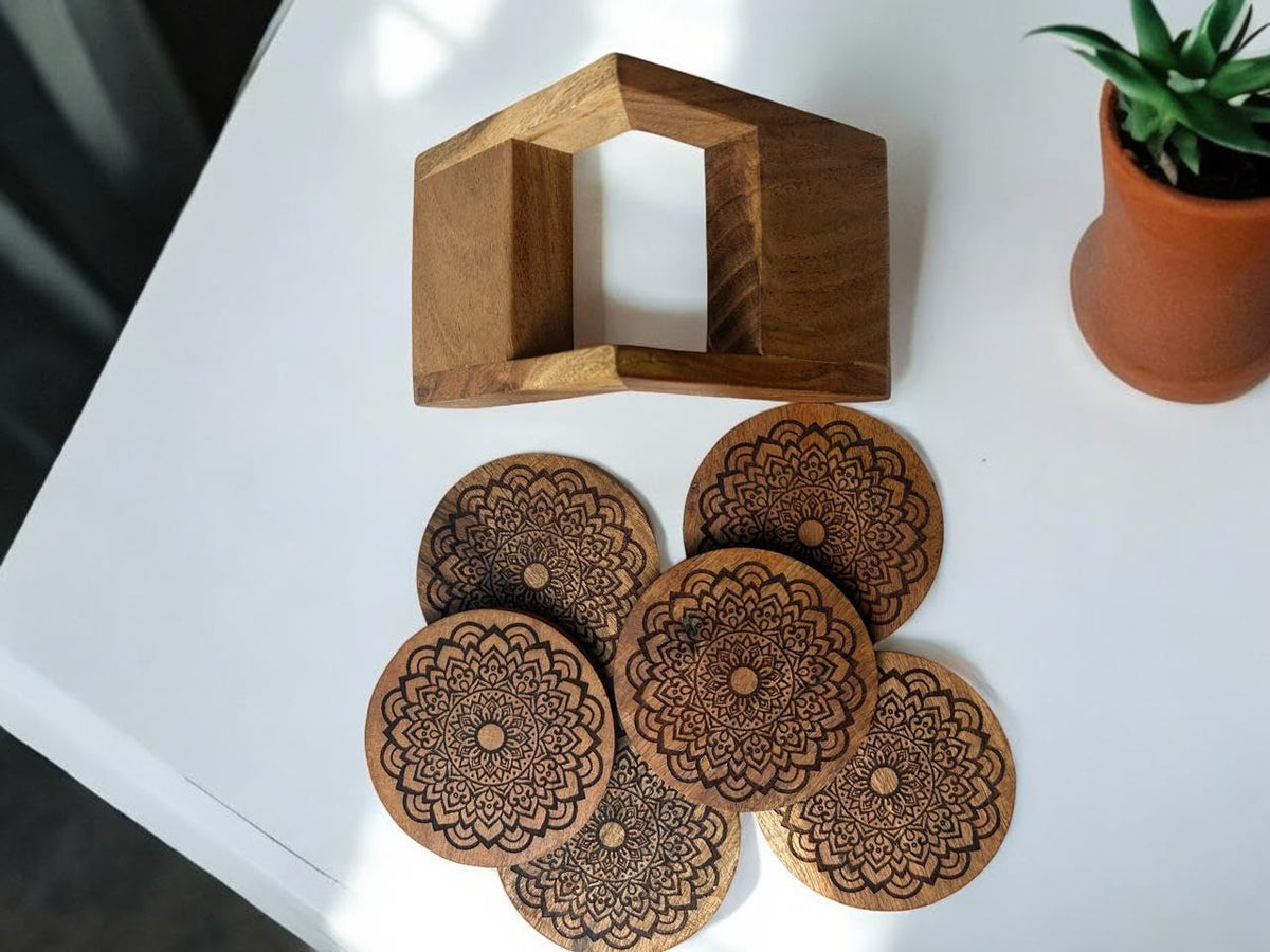 WOOD CURLS set of 6 round mango wood tea coasters with intricate floral engravings and a matching wooden storage stand.