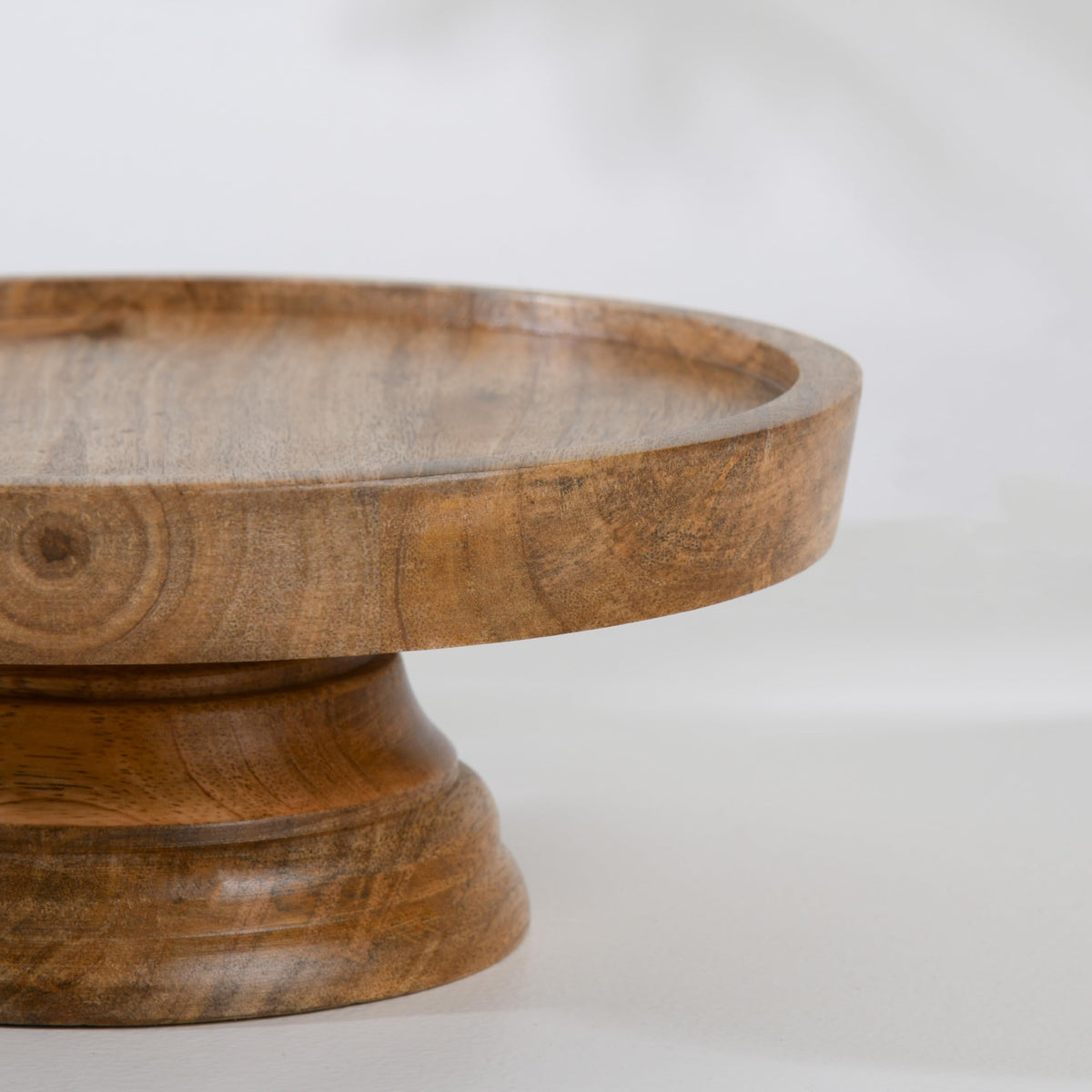 WOOD CURLS 23 cm round mango wood pedestal cake stand with a natural wood grain finish for dessert display