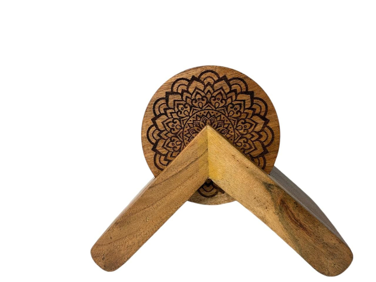 WOOD CURLS set of 6 round mango wood tea coasters with intricate floral engraving and a matching wooden stand.