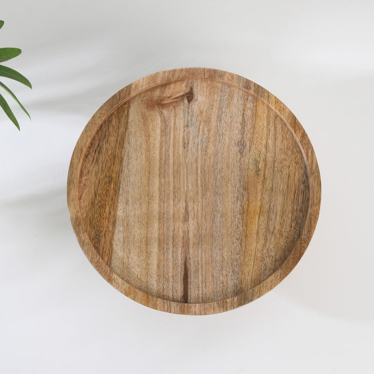 WOOD CURLS 23 cm round mango wood cake stand with a natural grain finish, viewed from directly above.