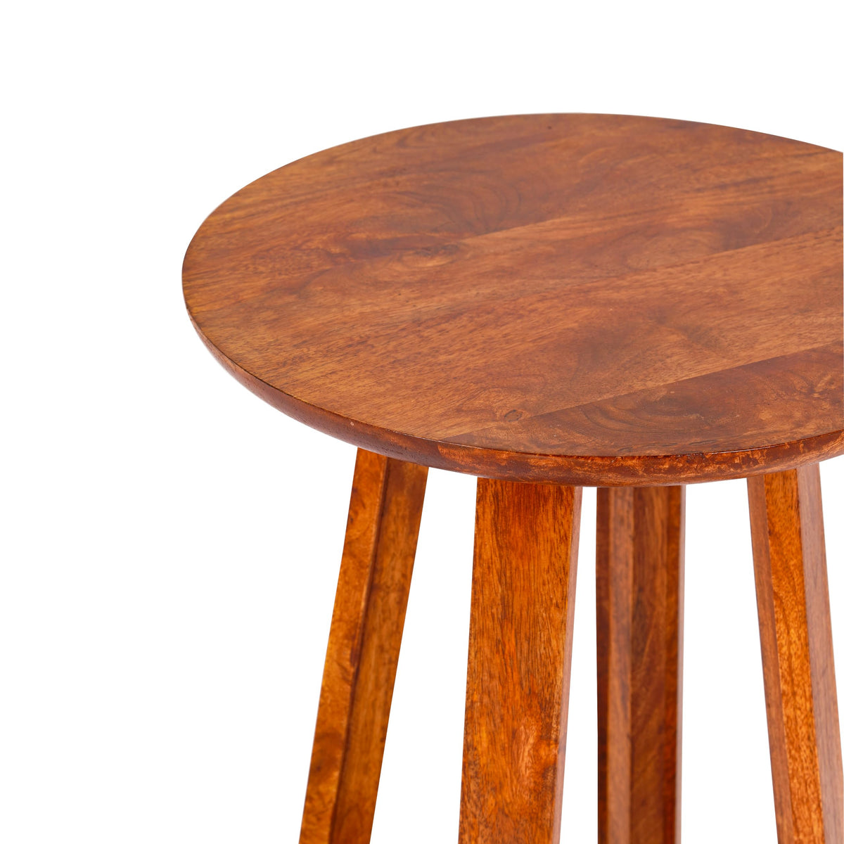 WOOD CURLS Mirage round coffee table in natural mango wood with a smooth grain finish and sturdy wooden legs.
