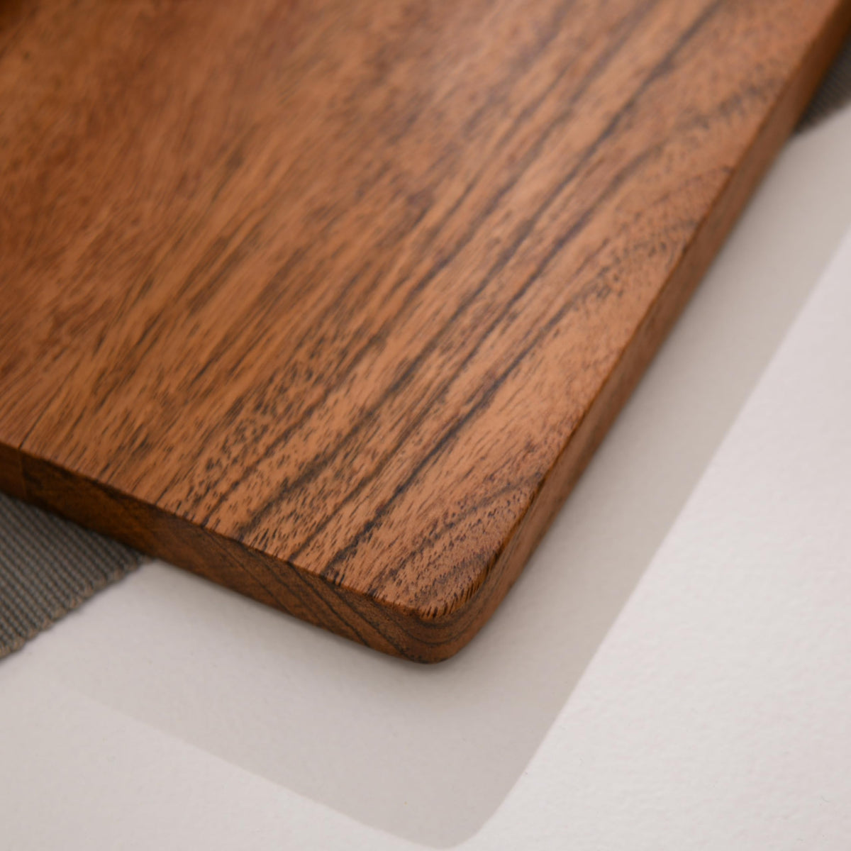 WOOD CURLS Terra rectangular wooden chopping board with a natural grain finish and smooth edges